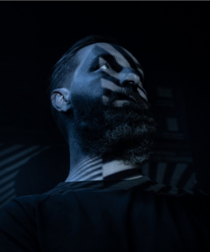 BENN-X in koel blauw licht, gefotografeerd tijdens een clubnacht